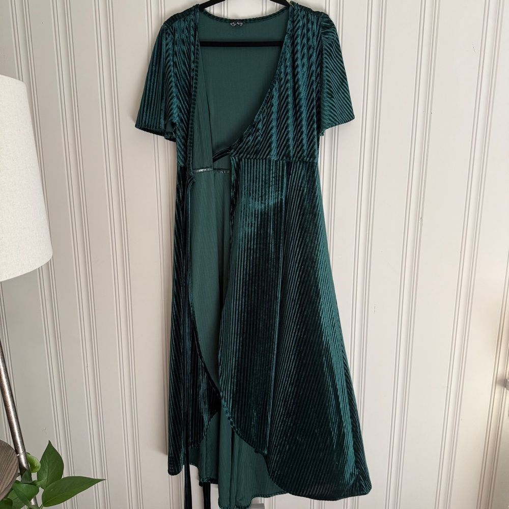 Simplee Apparel Dark Green High-Low Wrap Dress with Flutter Sleeves in Velvet - Picture 5 of 6
